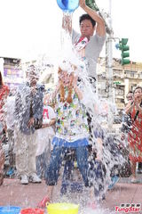 组图：小燕姐挑战冰桶 否认与F姓药头熟识