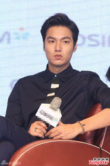 组图：李敏镐唱中文歌讨好粉丝 坐沙发秀大长腿