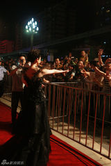 组图：许晴蕾丝裸背亮相活动 场面热烈一度失控