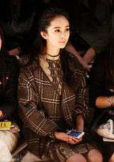 组图：杨幂赶场看秀 造型优雅清新获赞蜕变