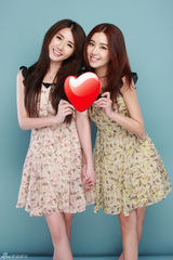 组图：阚清子方安娜斗艳 玩转儿童节大片