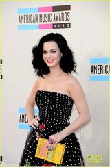 组图：全美奖女星红毯竞艳 麦莉真空Gaga扮女神