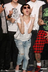 组图：何超仪推新EP携团开唱 感谢老板陈冠希支持