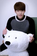 高清：《继承者》金宇彬抱公仔暖男气质无法挡