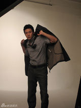 幻灯图：陆毅另类大片显露性情 十年沉淀淡定自如