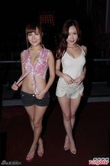 组图：日星铃木亮平宣传新片 与本裸男斗舞