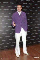 组图：林志玲长裙亮相否认整容 胡兵做电影监制