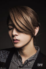 高清组图：韩团NU'EST冬季写真大秀美少年范儿