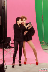 组图：郑秀文破天荒展性感 挺好友演绎主题曲MV