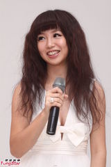 组图：郭书瑶深V白裙秀豪乳表情甜美