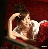 幻灯图：叶姿趴沙发拍性感写真 称不找圈中男友