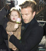 组图：小贝抱爱女助阵妻子时装秀 小七举花卖萌