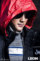 组图：冯绍峰登杂志封面 随性硬朗尽显男人本色