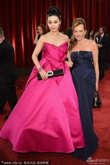 组图：奥斯卡红毯范冰冰粉色礼服大秀香肩雪肤