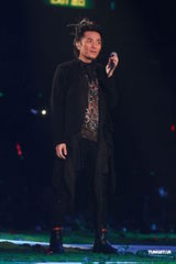 组图：郑伊健开唱遭催婚 女友蒙嘉慧到场欣赏