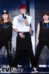 组图：韩团BEAST时隔1年回归开唱 献新曲首舞台