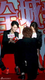 高清图：《全城热恋》热辣首映 女星舞15米长围脖