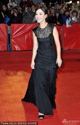 组图：女星西贝尔-凯基莉自撩裙摆力保优雅