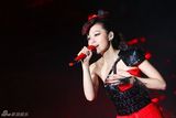 组图：张靓颖成都火爆开唱 喜多郎助阵赞其有前途