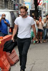 组图：罗伯特-帕丁森穿白T恤随性范见媒体