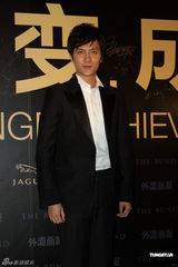 组图：邓超出席颁奖礼成焦点 希望儿子自由成长