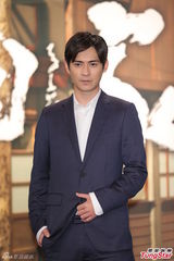 周渝民试片会中分造型文艺儒雅 张钧甯绿裙(图)