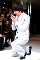 幻灯图：赵又廷代言挑战求婚戏码 诠释完美新郎