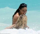 组图：速激女主角同性激吻 超模女友豪放露双乳