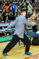 组图：萧敬腾一扫泼粪阴霾 展笑颜和学生打球