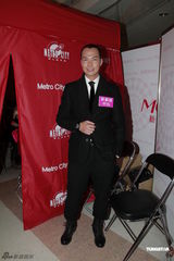 组图：陈法拉优雅短裙秀美腿 相偕谢天华迎新年