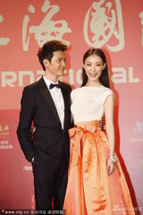 组图：冯绍峰倪妮情侣档现身 羞涩接吻