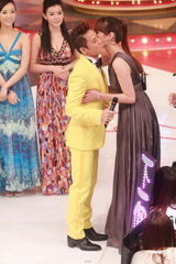 组图：蔡一杰被捕后首度登台 台上光鲜台下低调沉默