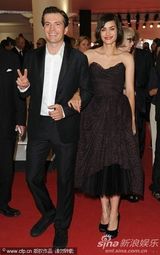 高清：《无果之路》首映女主演秀蕾丝裙 蜜挽男搭档