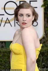 组图：金球红毯《衰姐们》莉娜黄裙 挤胸显丰满