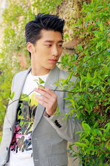 组图：窦骁戛纳街拍写真 清爽帅气展成熟魅力