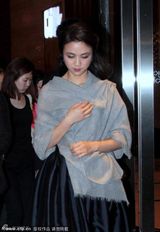 组图：汤唯披肩裹胸防走光 黑衣安保巨星范儿足