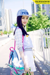 组图：景甜棒球衫秀美腿 本色出镜青春爆棚