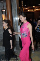 组图：林志玲穿旗袍暂封胸 打招呼显俏皮