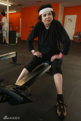 组图：史泰龙92岁母亲健身 筋肉紧实玩吊环举重