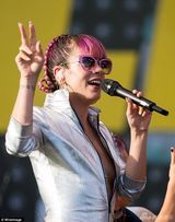 组图：莉莉艾伦火辣High唱 频露点走光全然不顾