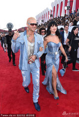 组图：水果姐凯蒂-佩里抹胸裙亮相 傲人双球挺立深沟性感