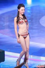 组图：港姐泳装环节吸睛 挺美乳扭蛮腰热辣辣