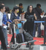 组图：那英机场指手画脚下指示 大姐范十足