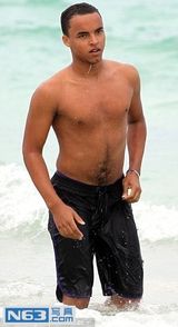 组图：阿汤哥儿子与美女鸳鸯戏水 帅哥变土豪范