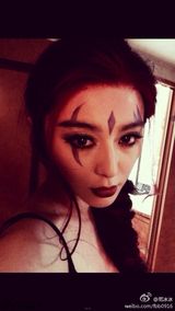 组图：范冰冰晒X战警花絮照 绿色瞳孔吸睛十足