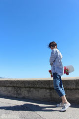 组图：夏梓桐夏日酷玩滑板 动感十足童心未泯