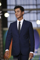 组图：乔振宇蓝色西服亮相闭幕红毯微笑帅气