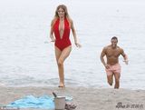 组图：隆胸女比基尼湿身海战猛男 男方水中全裸