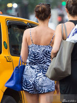 组图：C罗女友素颜清凉出街 面色黯淡两眼无神