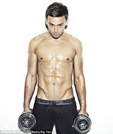 组图：汤姆-戴利湿身半裸 秀六块腹肌人鱼线